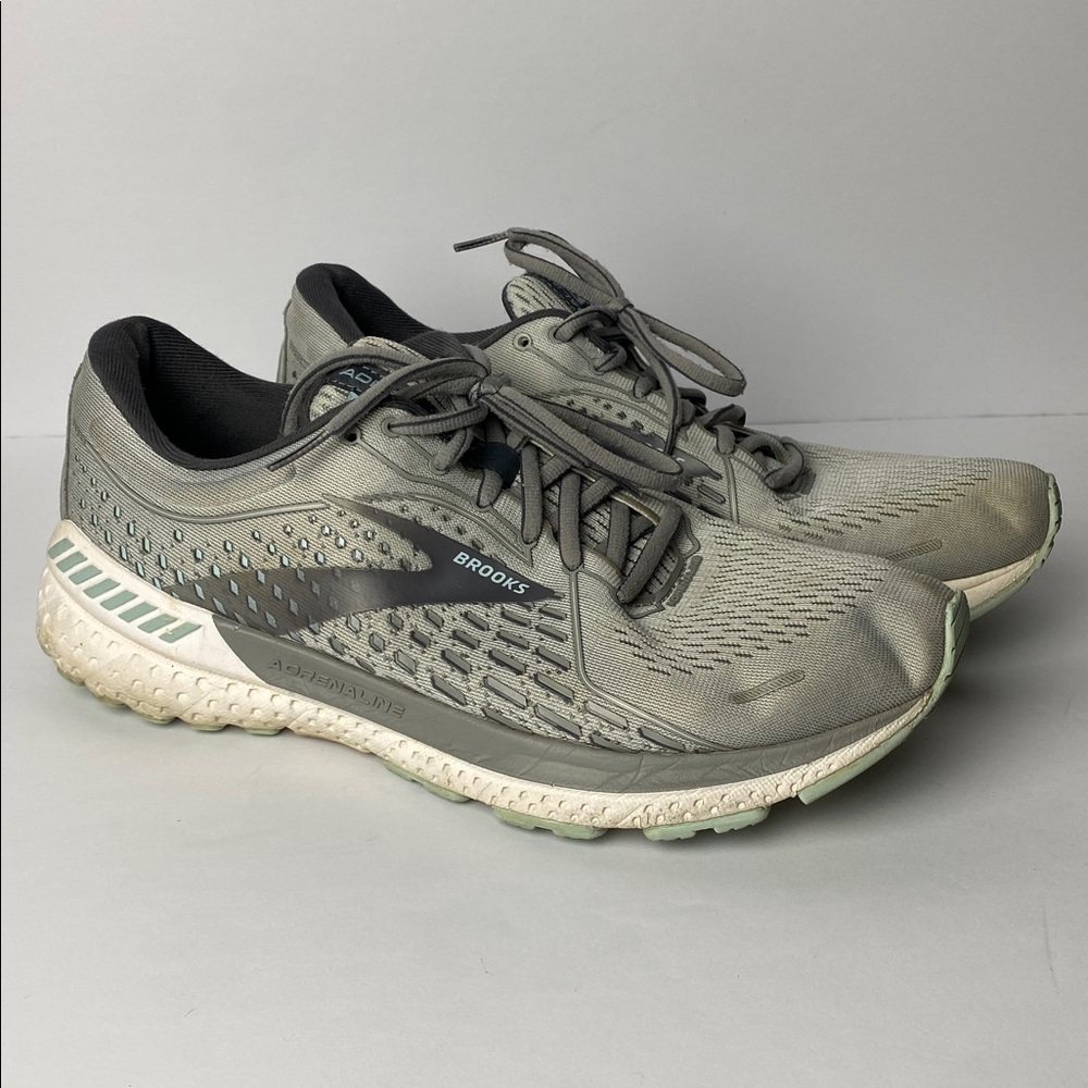 Brooks Women's Adrenaline GTS 21 Light Gray Running Shoes 11